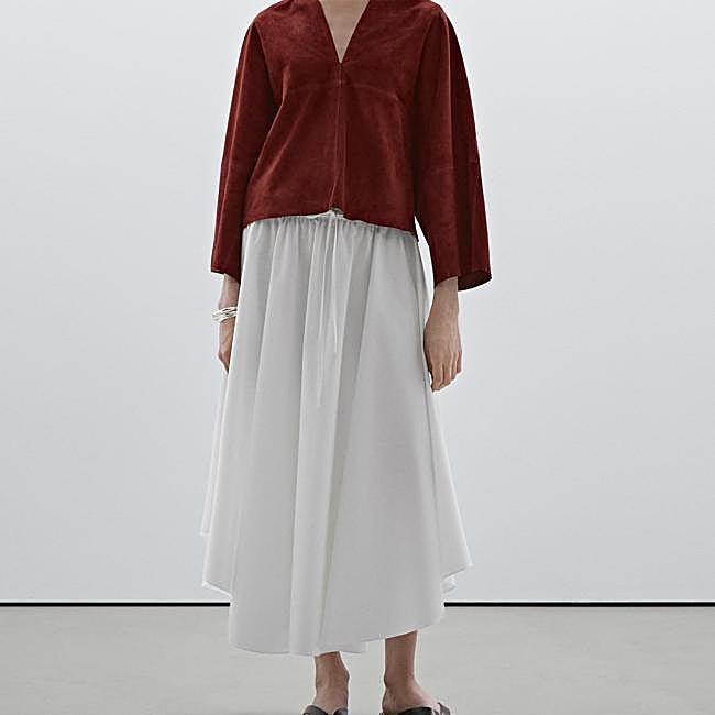 Falda midi cruzada en tono crudo, 49,95 euros.