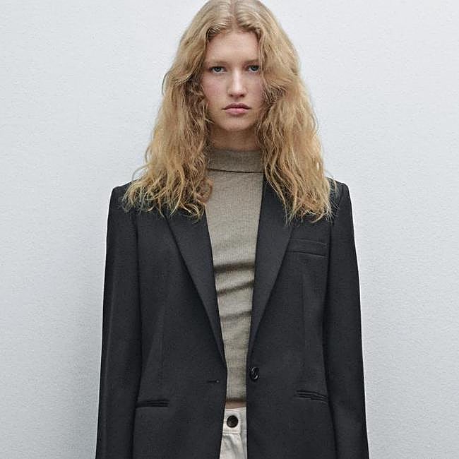 Blazer negra, 79,95 euros.