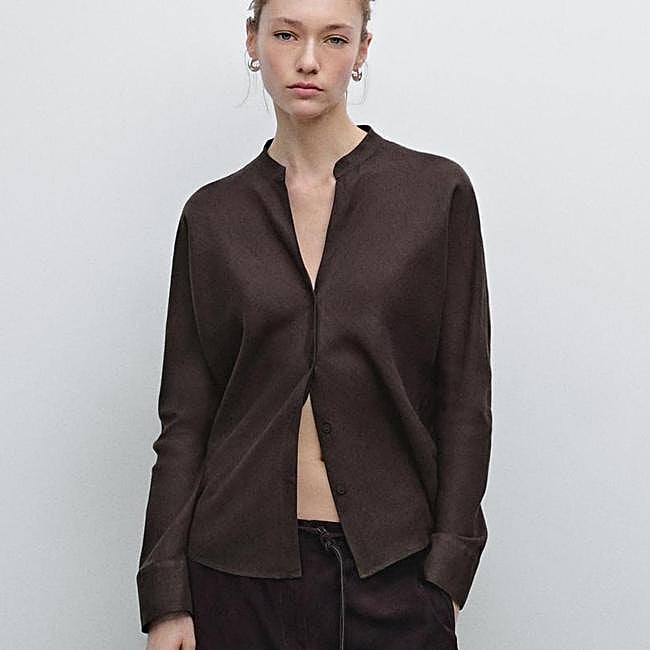 Camisa de lino marrón con cuello mao de Massimo Dutti, 59,95 euros.