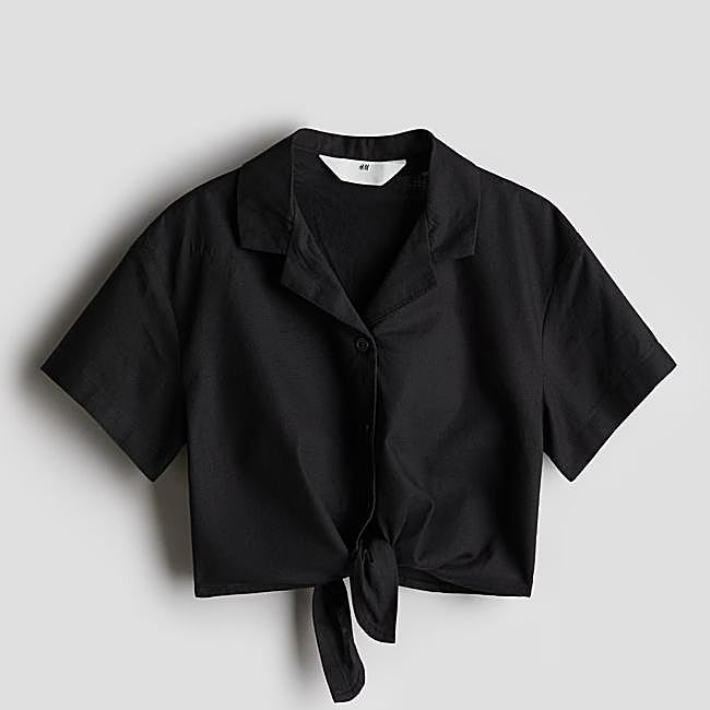 Camisa corta de lino con nudo delantero de H&M, 7,99 euros.