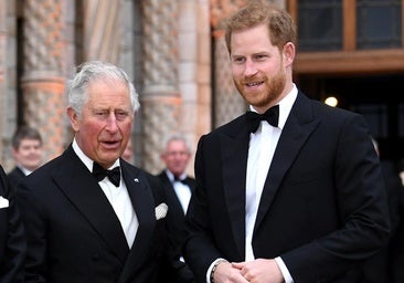 El rey Carlos junto a su hijo Harry durante un evento en Londres.