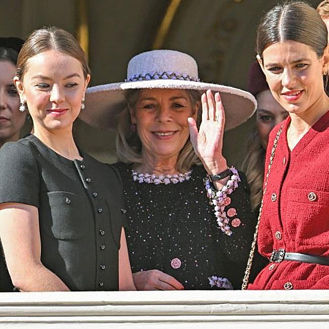 Carolina de Mónaco, saludando al pueblo monegasco desde el balcón del Palacio Grimaldi.