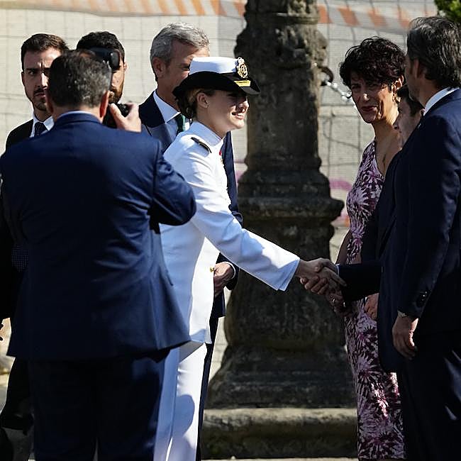 La princesa Leonor, recibida por las autoridades.