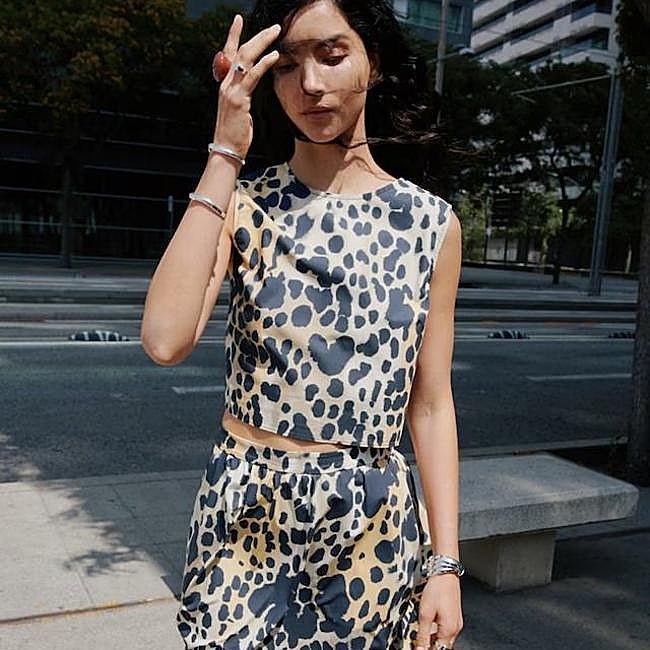 Top crop con animal print