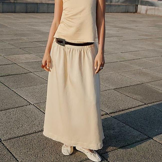 Falda de vuelo con bajo deshilachado