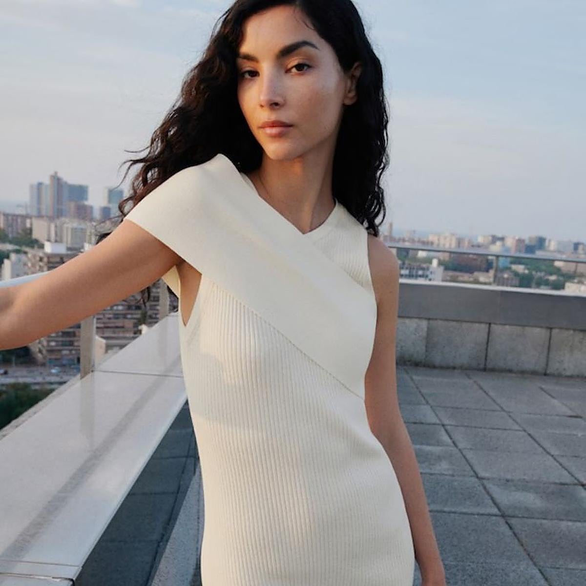 Modelo con vestido de Mango