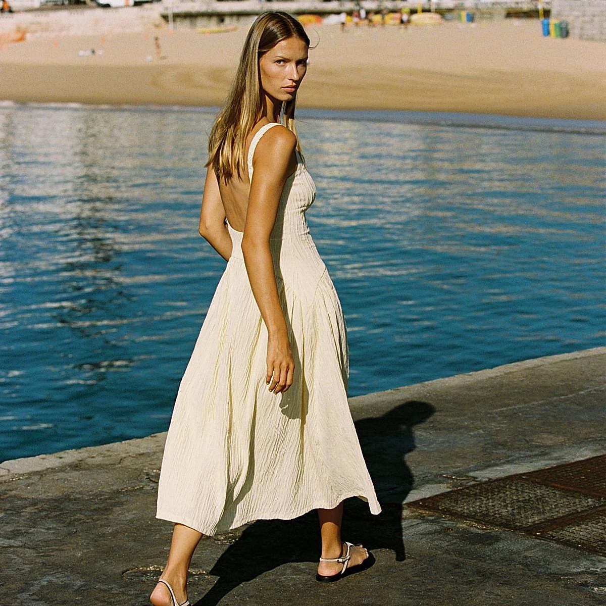 Modelo con vestido de Zara