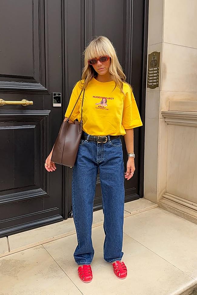 Influencer con camiseta de colores y pantalones vaqueros