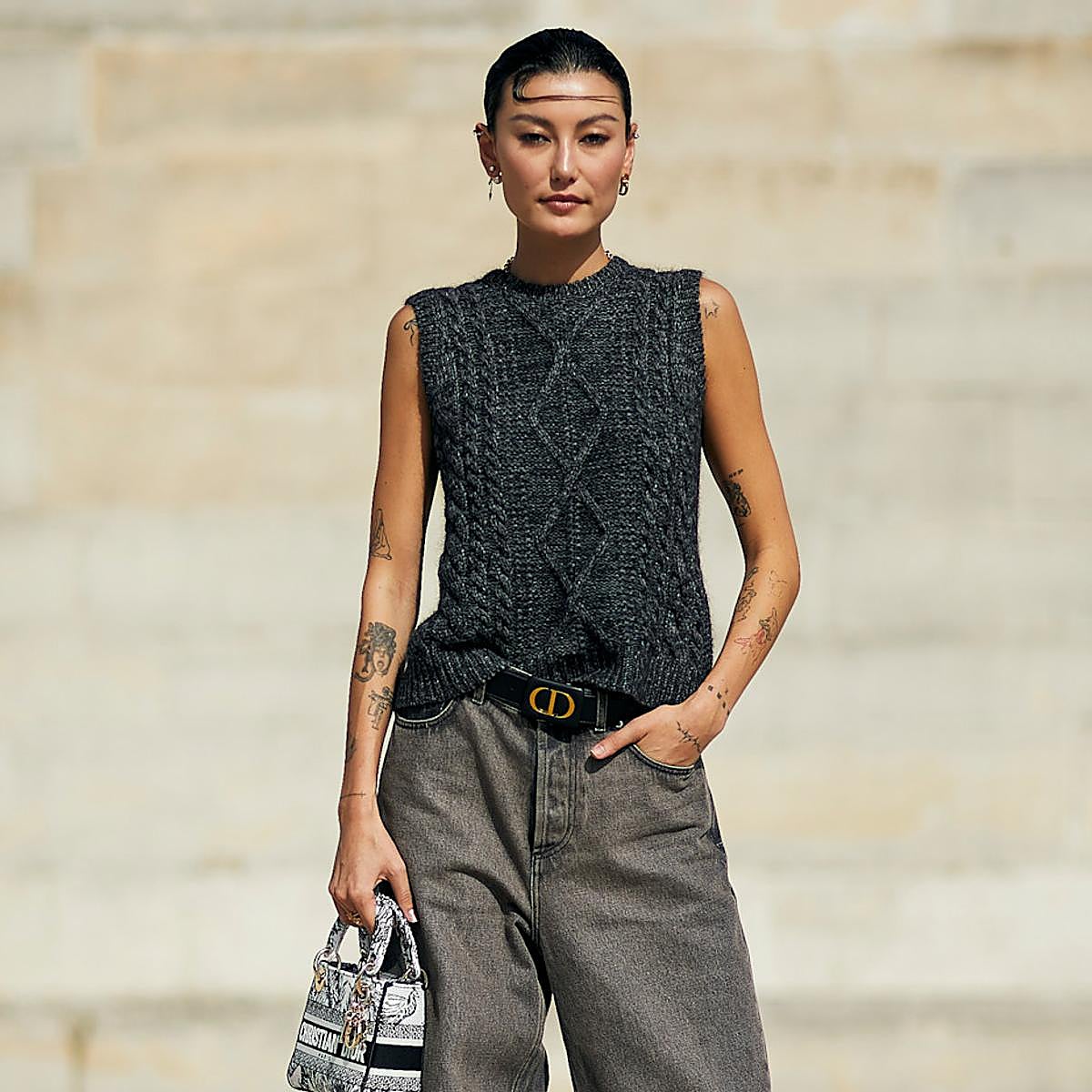 Mujer con vaqueros en un look de verano
