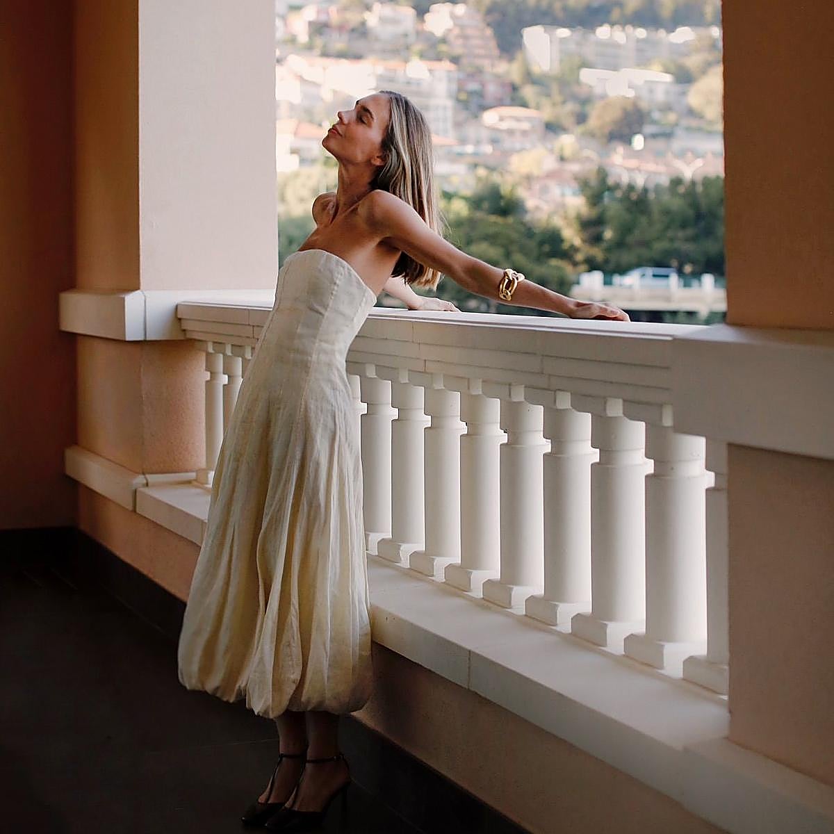 Influencer con vestido globo