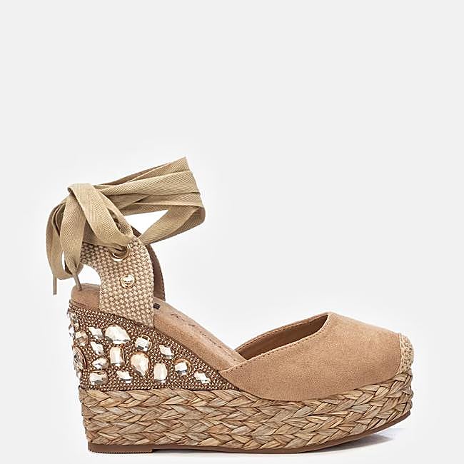 Alpargatas con detalle joya de Xti, 29,95 euros.