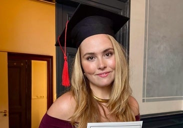 El impecable look de graduación de Amalia de Holanda: un vestido de princesa en el color de la temporada