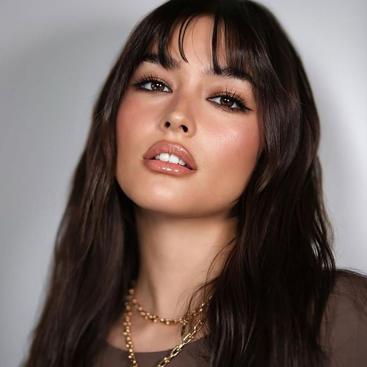 Modelo con labial con brillo