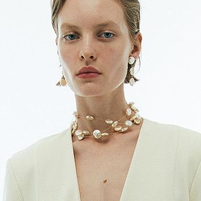 Conjunto de collar y pendientes con perlas