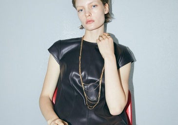 Modelo con prendas de Sfera