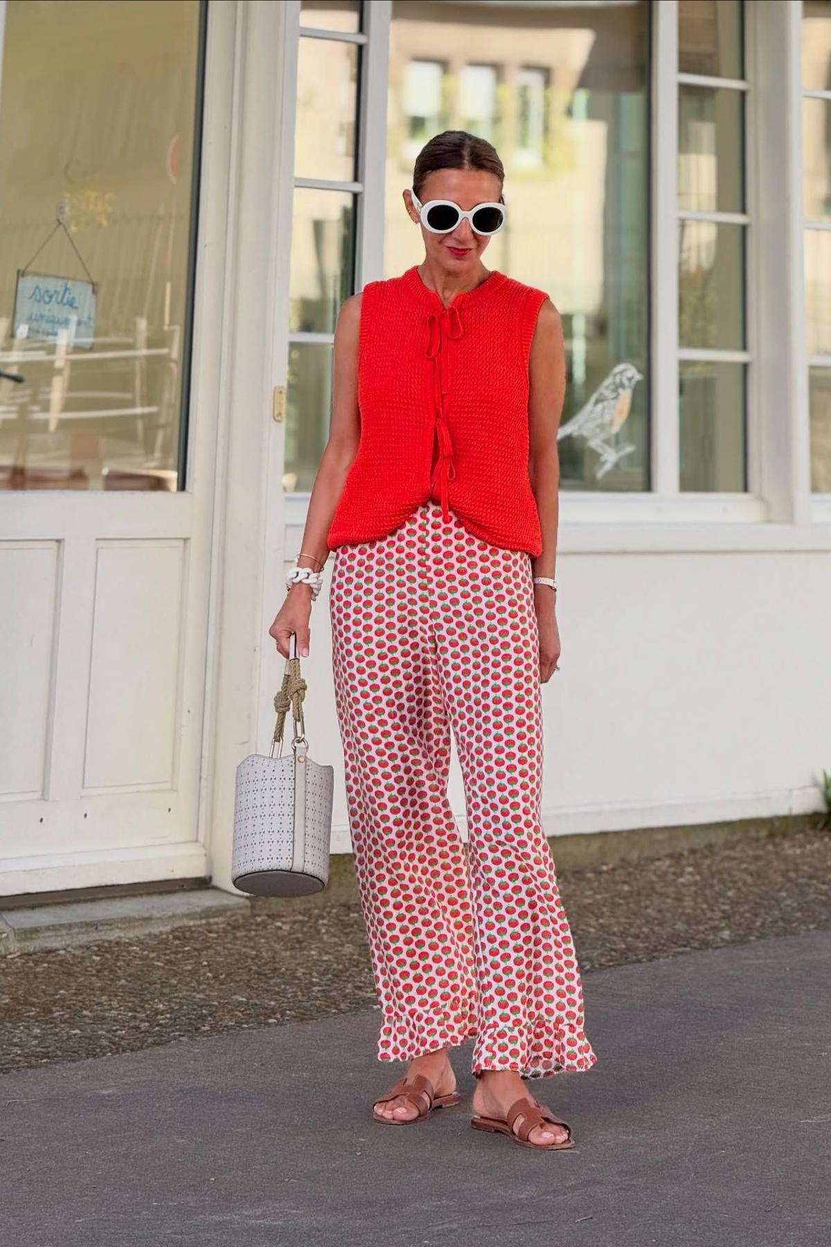 Pantalones estampados multicolor de las rebajas que te quitarán años a partir de lo 50
