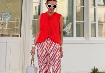 Influencer mayor de 50 con pantalones estampados