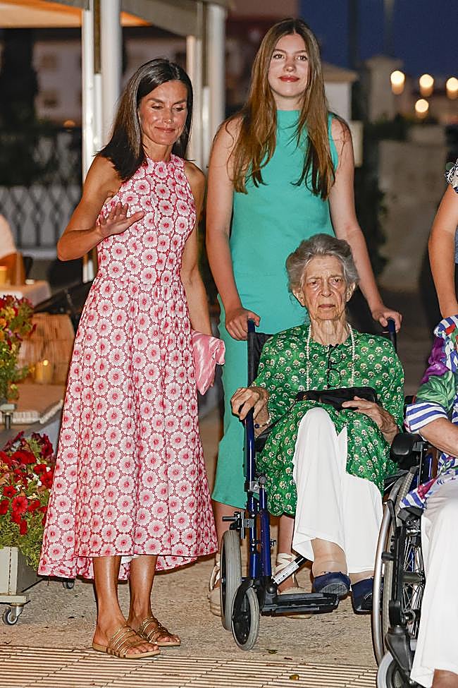 La infanta Sofía en Palma de Mallorca con el vestido verde de Zara.