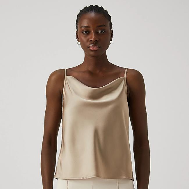 Top con tirante espagueti satinado de color champán de Bruuns Bazaar, a la venta en Zalando, 69,95 euros.