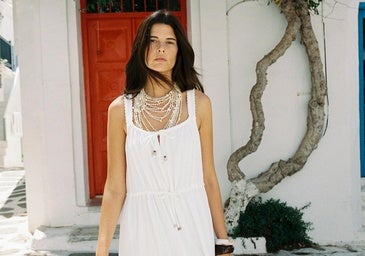 Los vestidos blancos que tienes que tener, sí o sí, este verano son de estilo romántico