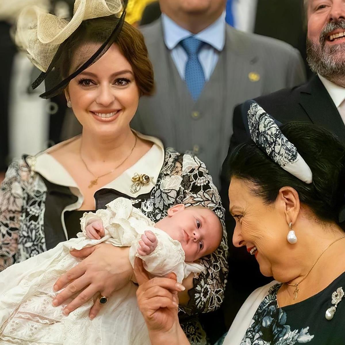 Victoria Romanovna, con su hija Kyra Leónida, ante la mirada de la Gran Duquesa Rusa María.