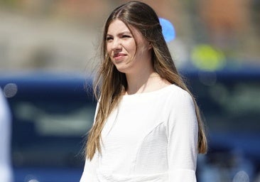 La infanta Sofía sorprende con su look más adulto en Marín: conjunto bicolor con una blusa muy original