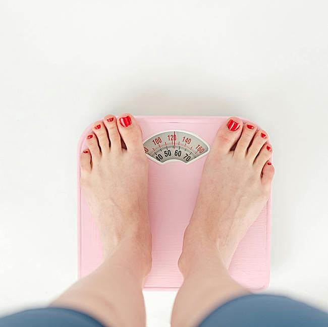 Mujer en una báscula