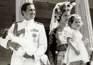 La princesa Alexia de Grecia, junto a sus padres Constantino y Ana María, y su hermano Pablo.