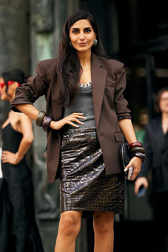 Mujer con blazer con hombreras