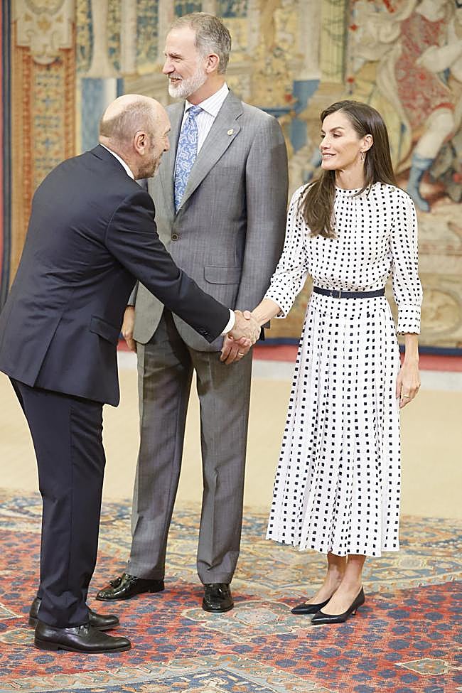 La reina Letizia con vestido de lunares de Massimo Dutti
