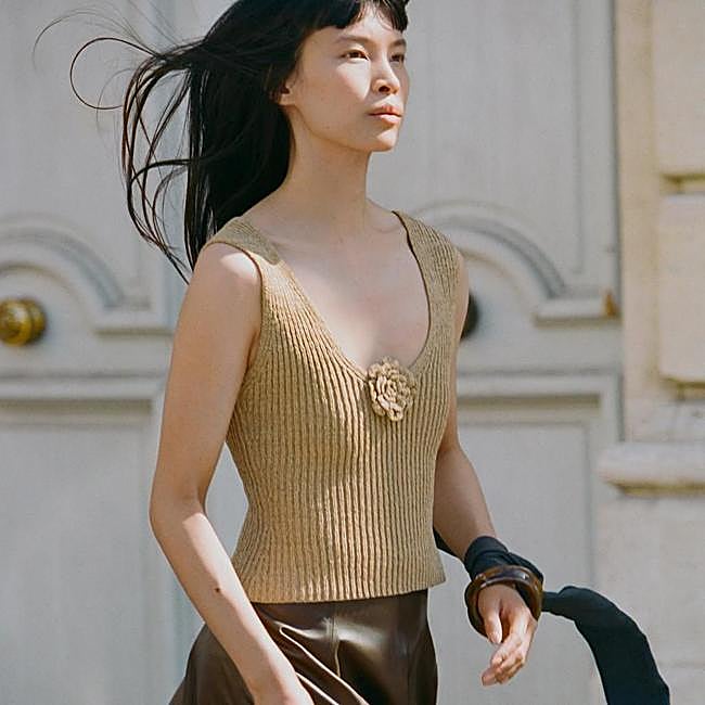 Top de canalé con flor