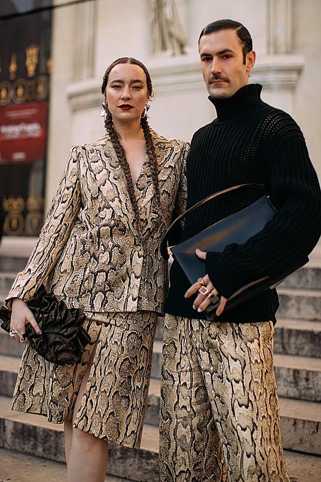 Pareja con prendas con estampado de serpiente