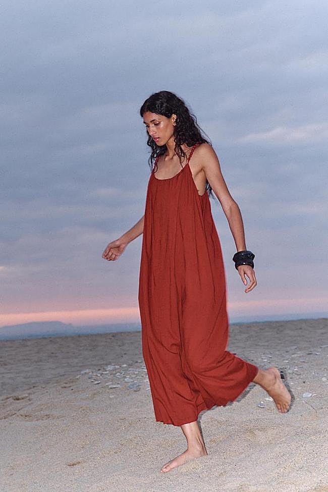 Vestido de tirantes de Zara (35,99 euros)