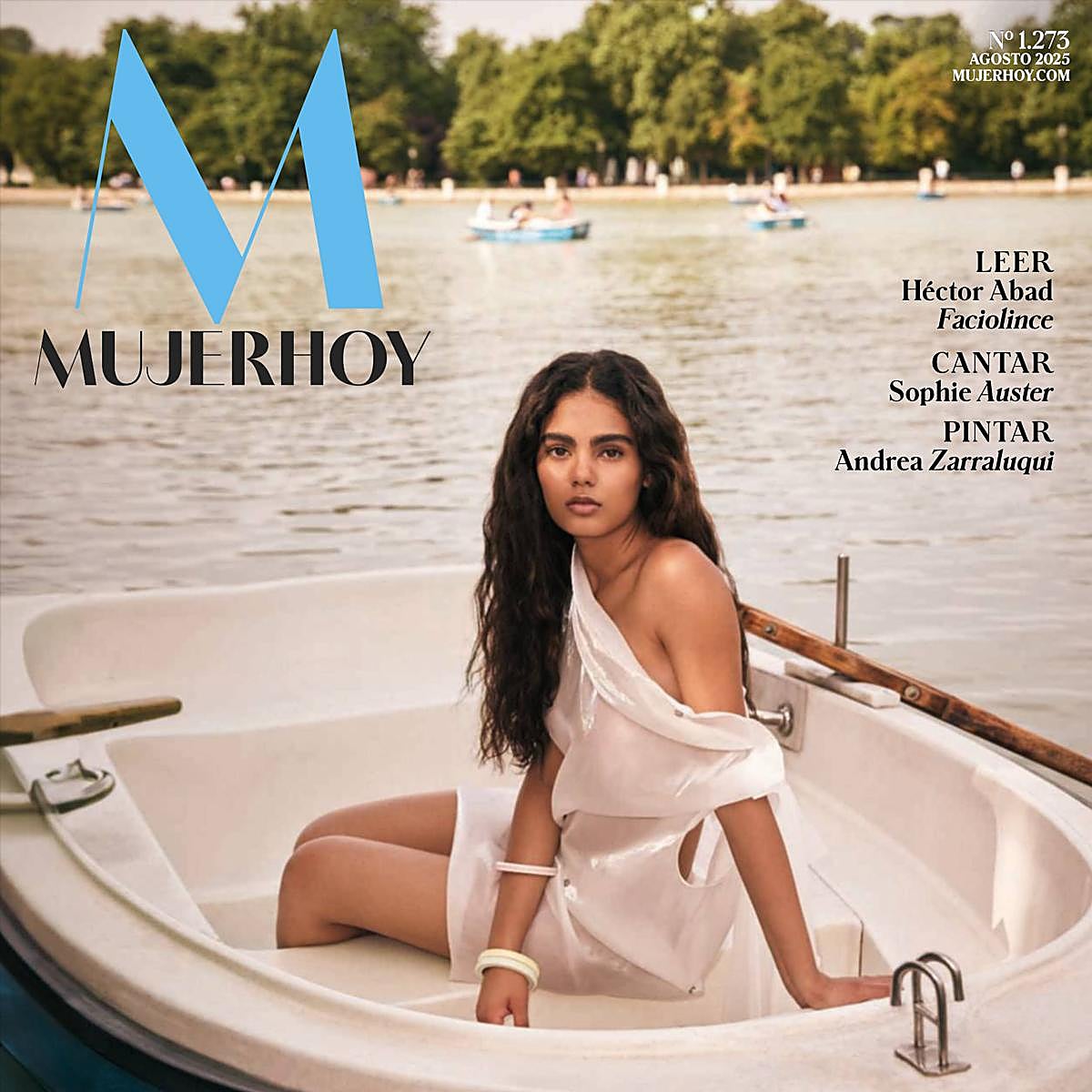 La actriz Luna Berroa, protagonista de nuestra portada del mes de agosto, en el parque del Retiro de Madrid.