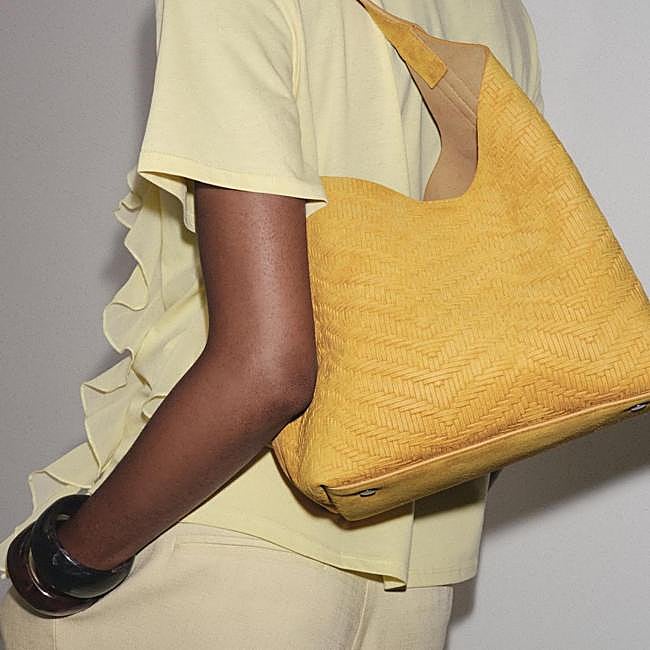 Bolso mostaza de Zara (129 euros)