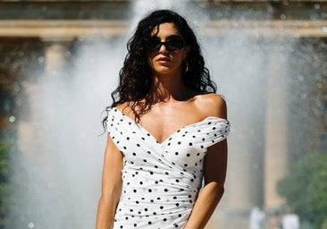 Si vas a llevar tops este verano que sean de lunares clásicos