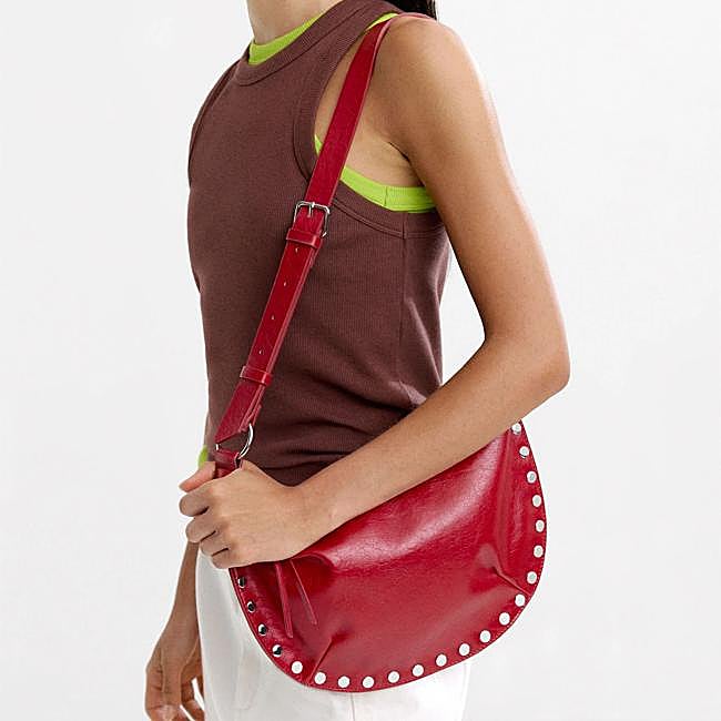 Bolso bandolera rojo con tachuelas