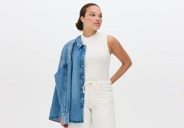 Modelo con prendas de Primark