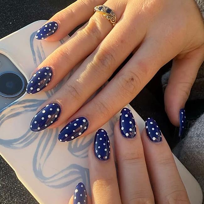 Uñas de lunares azul marino y blanco
