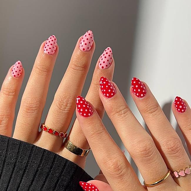 Manicura de lunares rosa y rojo