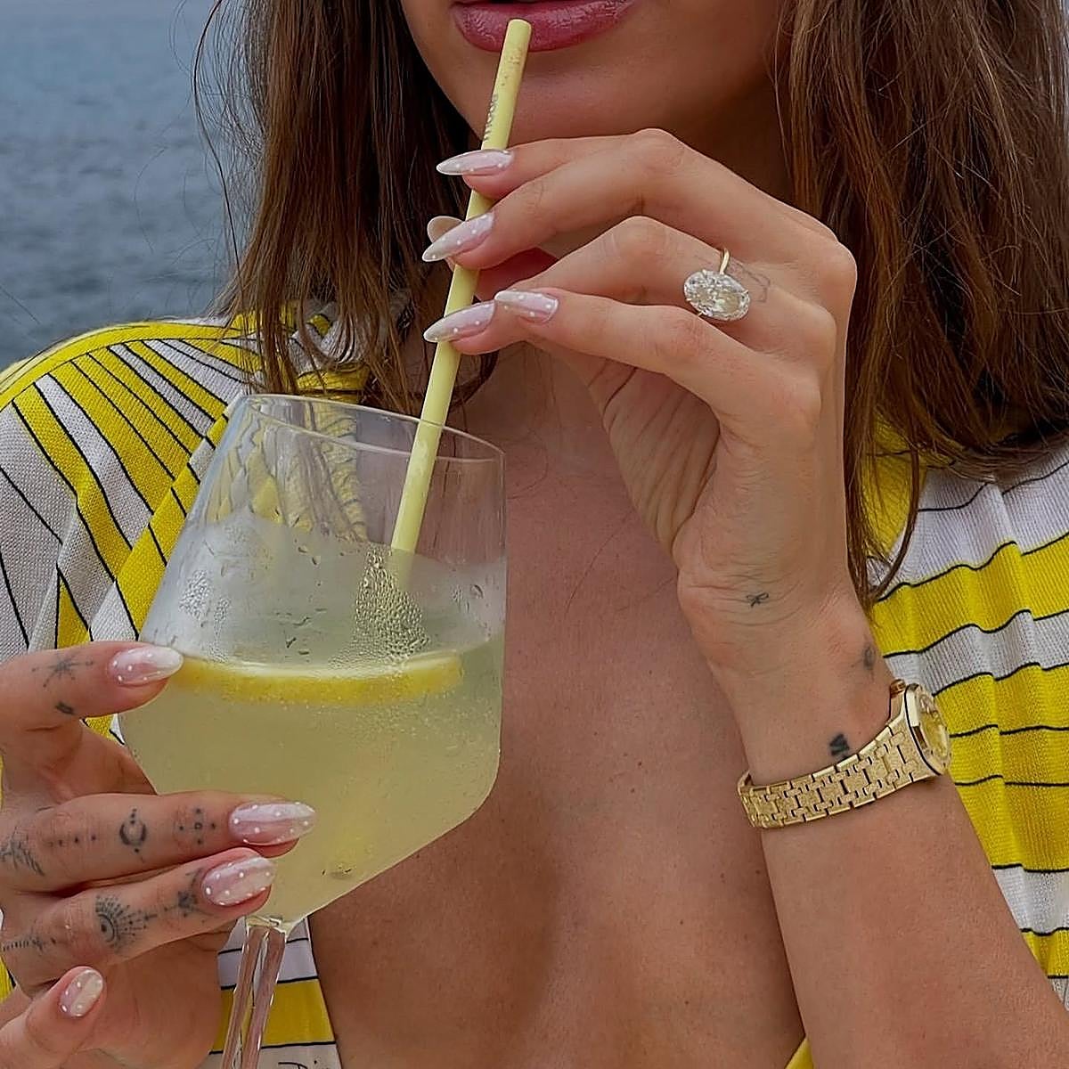 Hailey Bieber con uñas de lunares