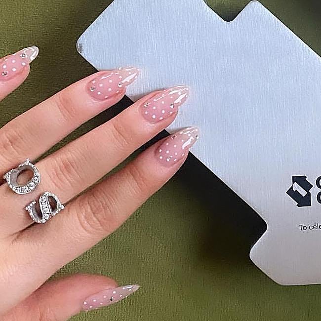 Uñas de lunares con brillo de Sabrina Carpenter