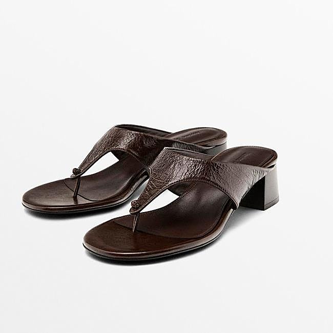 Sandalia de tacón cuadrado de piel de Massimo Dutti.