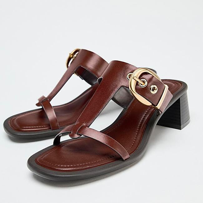 Sandalias de tacón cuadrado de Zara.