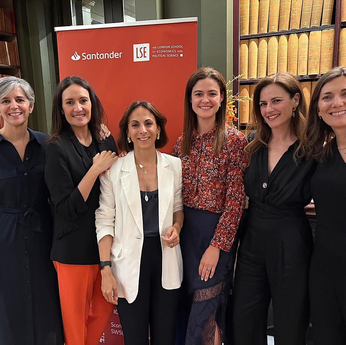 Las ejecutivas españolas distinguidas por el programa Santander W50 durante su estancia y formación en la London School of Economics.