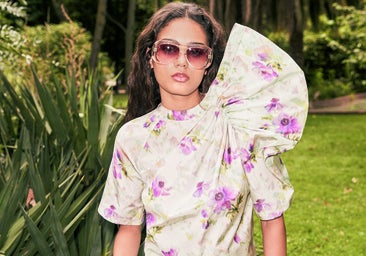 Luna Berroa con blusa asimétrica de Loewe, falda midi de Adolfo Domínguez y gafas de Aquazzura