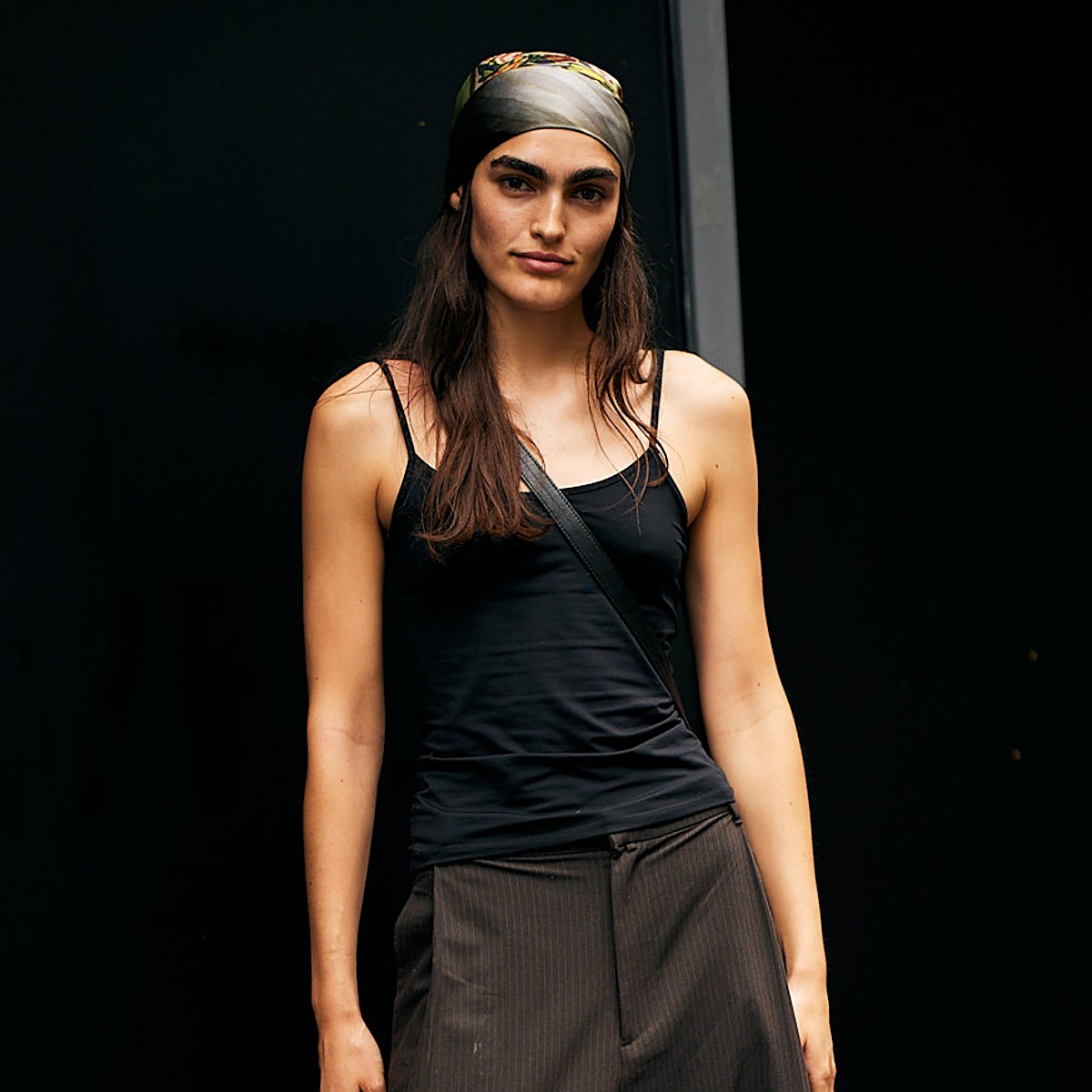 Mujer con pañuelo en la cabeza.