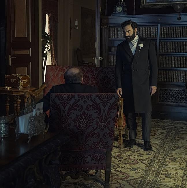 George Russell, preparado para la boda de su hija, escucha asombrado a J.P. Morgan en el cuarto episodio de la tercera temporada de La edad dorada.