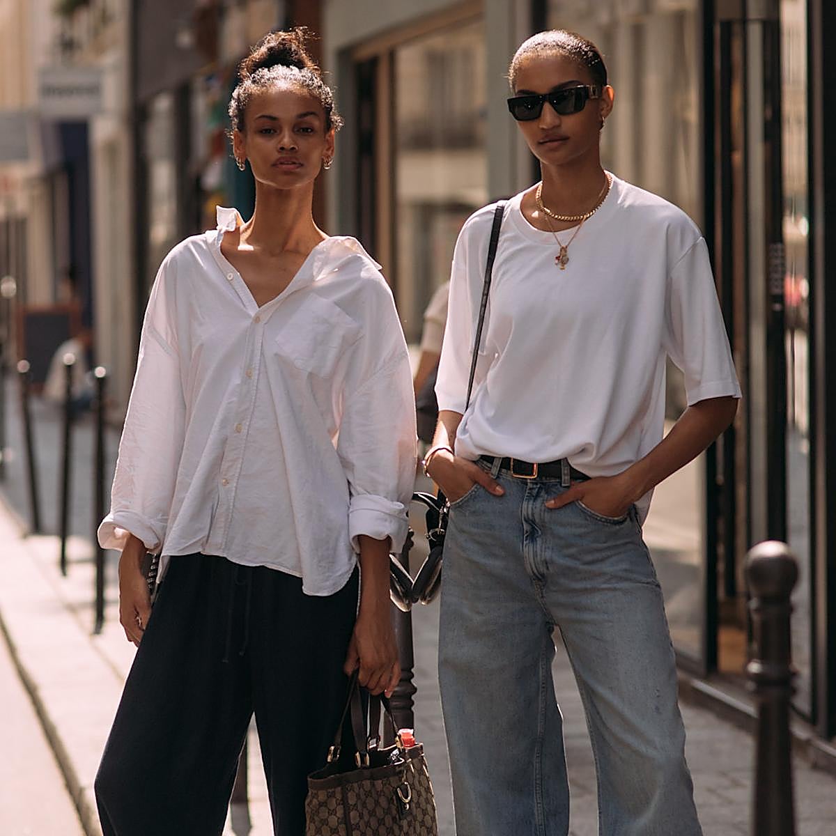 Mujeres con looks básicos