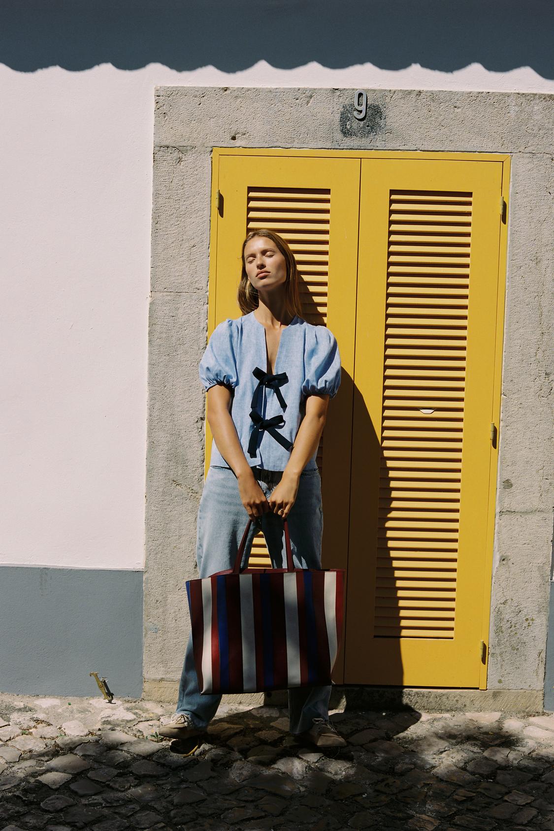 Camisa azul de Zara (25,99 euros)